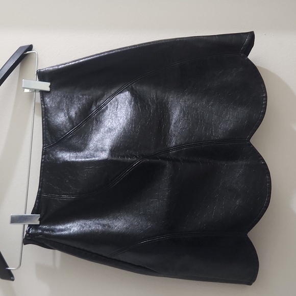 Social Tourist Faux Leather Scalloped Edge Mini Black NWT 00/w24 Ultra High Rise - Picture 2 of 9